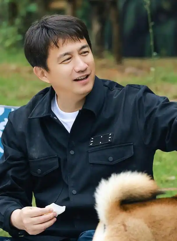 1971年出生于江西南昌的一个文艺家庭,父亲黄小立是著名演员,在黄磊年