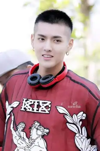 彭于晏 彭于晏本来就是位非常帅气成熟的男人,板寸头让他看起来更man