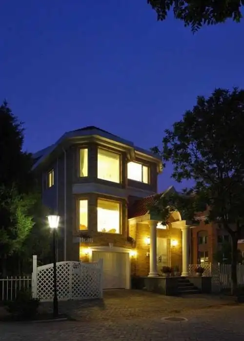 说着王俊凯抱起了肖意欢,一步步的往别墅里走.