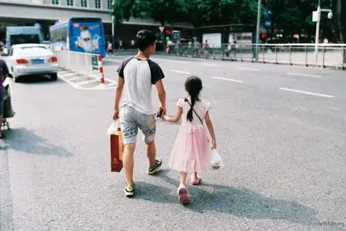地铁里来来往往的人群大沙头路边可爱的小女孩兄妹手牵手的背影庙前街