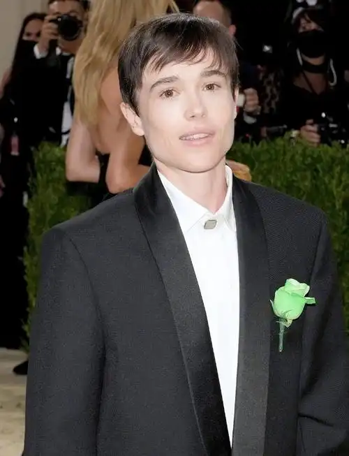 metgala2021#艾利奥特·佩吉亮相,绿色玫瑰点缀~这也是艾伦·佩吉