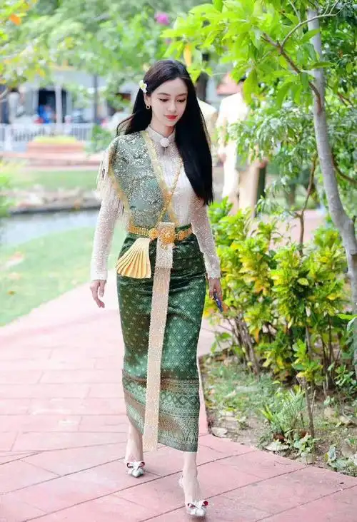 提花丝绸长裙展现优雅魅力|时尚|灵动|模特|大陆综艺|综艺节目|奔跑吧