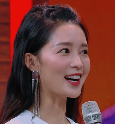 《天天向上》李沁跳水袖舞一展婀娜多姿,王一博全程憋笑红脸羞涩