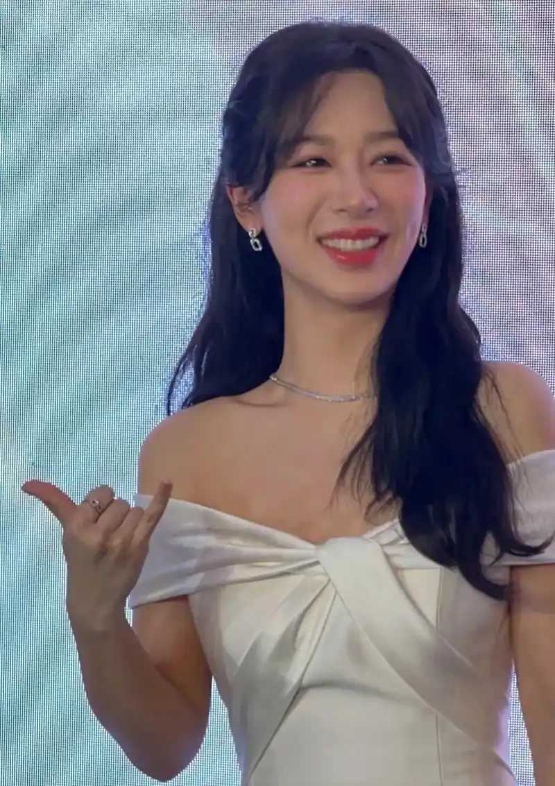 杨紫活动生图美出圈,不用盛装出席,也能成为"全场焦点"