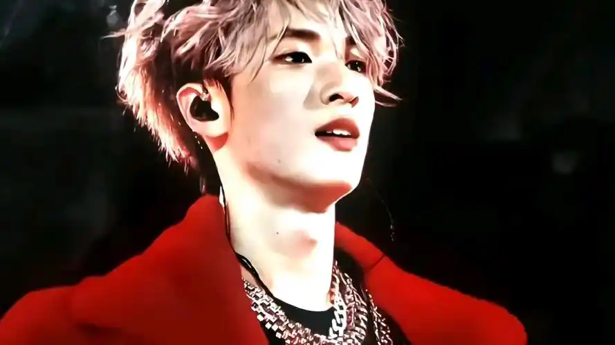 严浩翔真的好适合红衣啊!天生的舞台者