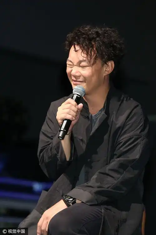 陈奕迅眯眼搞怪.  图片来源:tungstar/视觉中国/视觉中国