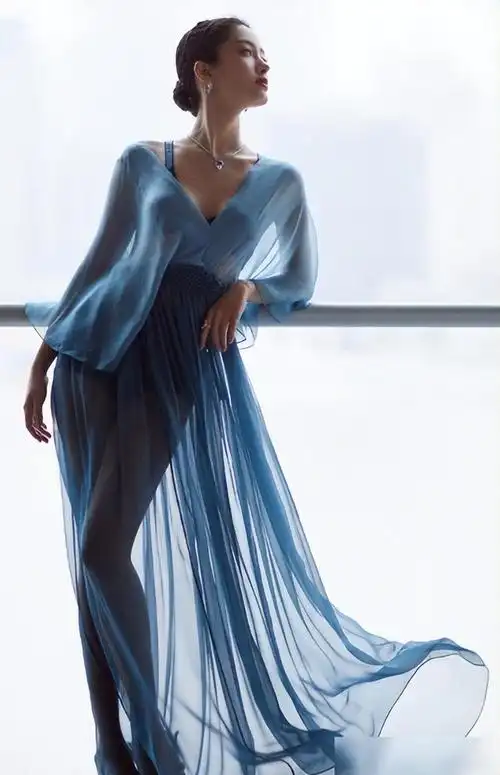 杨采钰深夜在街上玩滑板!左扭右扭秀傲人身材,穿紧身吊带太性感