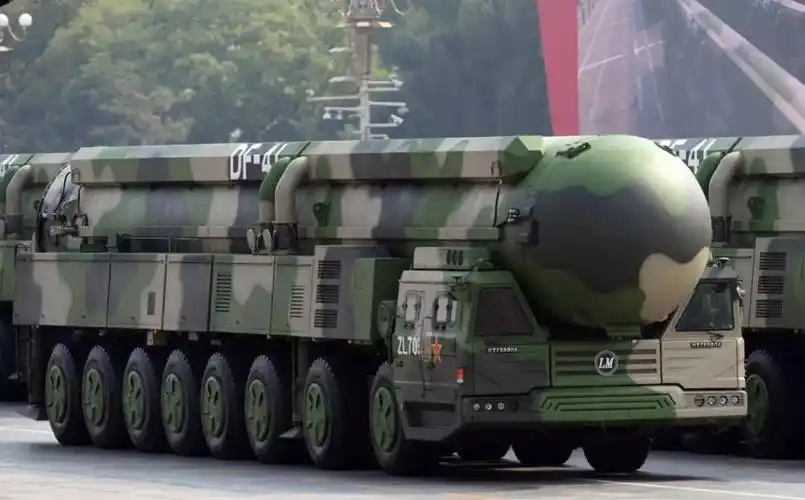 大国重器-东风41洲际导弹东风-41是我国新一代洲际导弹,它由特种轮式