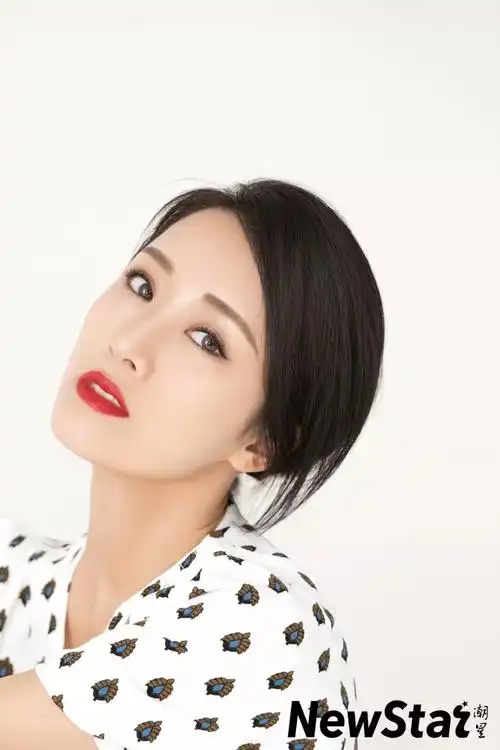 李念曝初春时尚写真 造型百变魅力独特