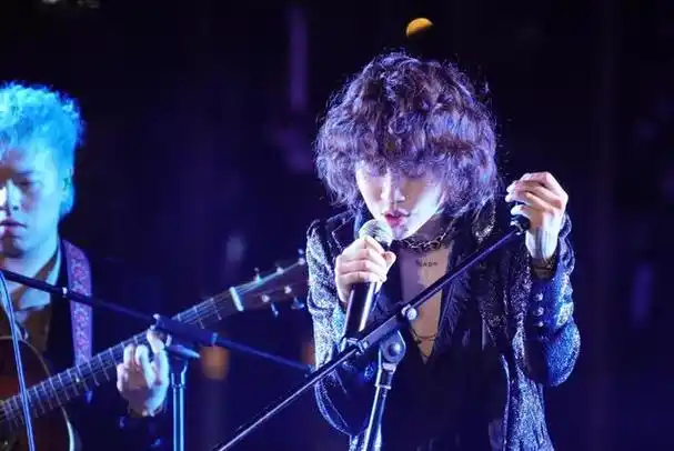 窦靖童亲口澄清恋情传闻27岁女星与大12岁女导演关系