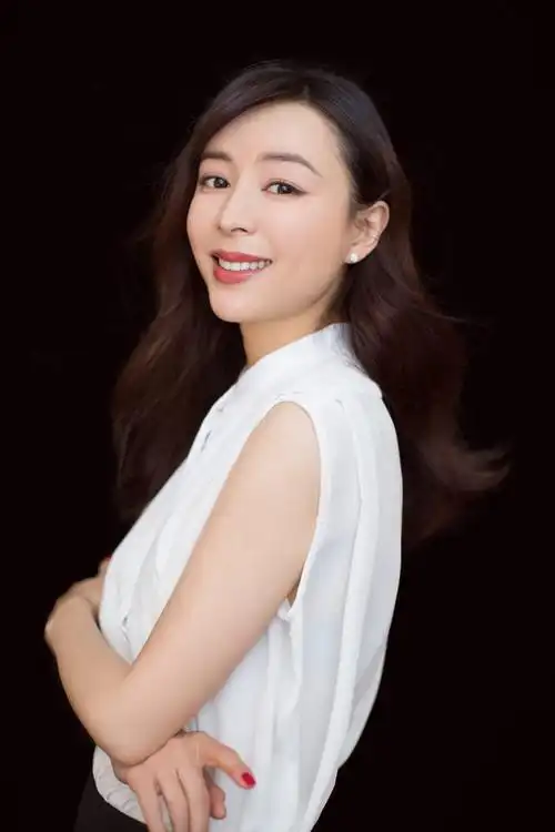 张静初黑白搭配吸睛极简风格尽显气质