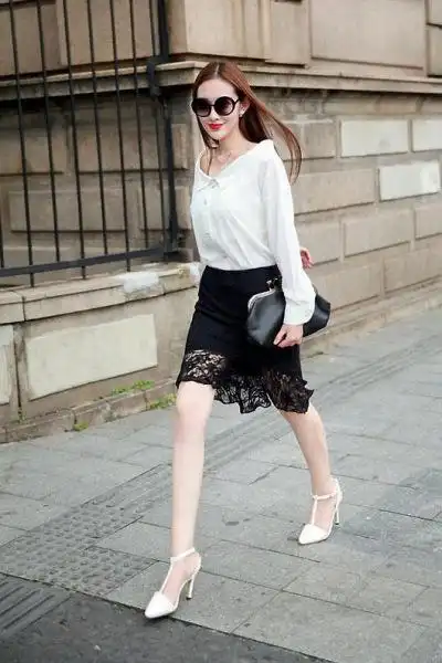 黑色的一步裙配白色的鞋穿搭配