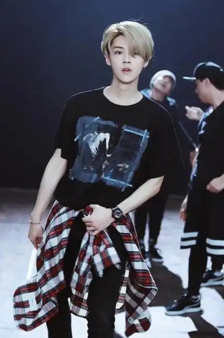 公认的京城少爷,让韩国节目组当面道歉,鹿晗的家世到底有多牛?