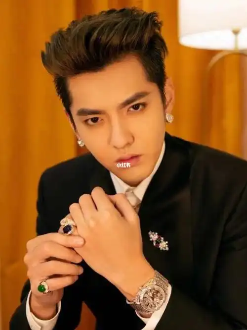 潮流_吴亦凡_时尚_项链_路易威登怎么样_穿搭_串珠_耳坠_玉石_博袄