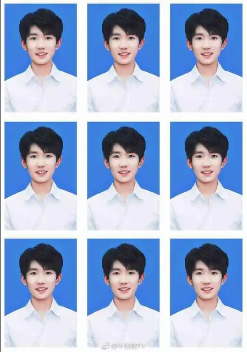 (文/聃韵母)话说证件照也太好看啦,白色衬衫,领口微微打开,一笑就露出