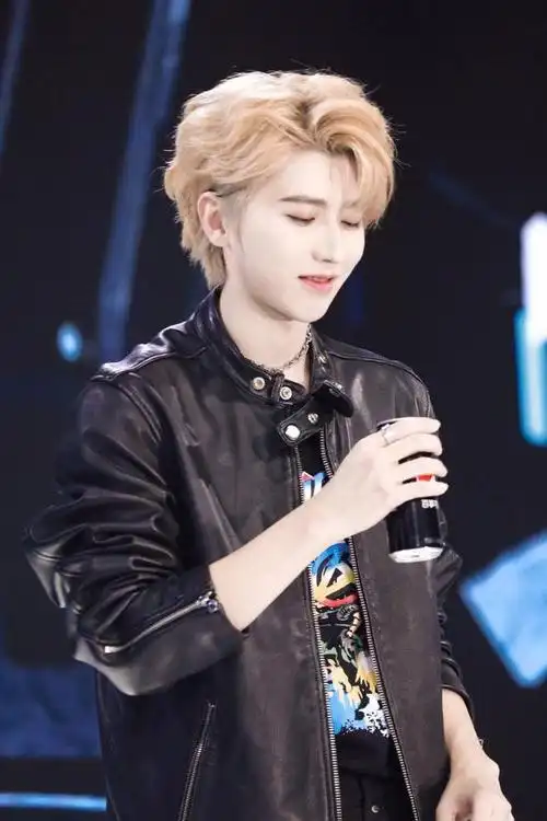 帅出新高度蔡徐坤出席活动金发破次元惊艳众人今日颜值爆表