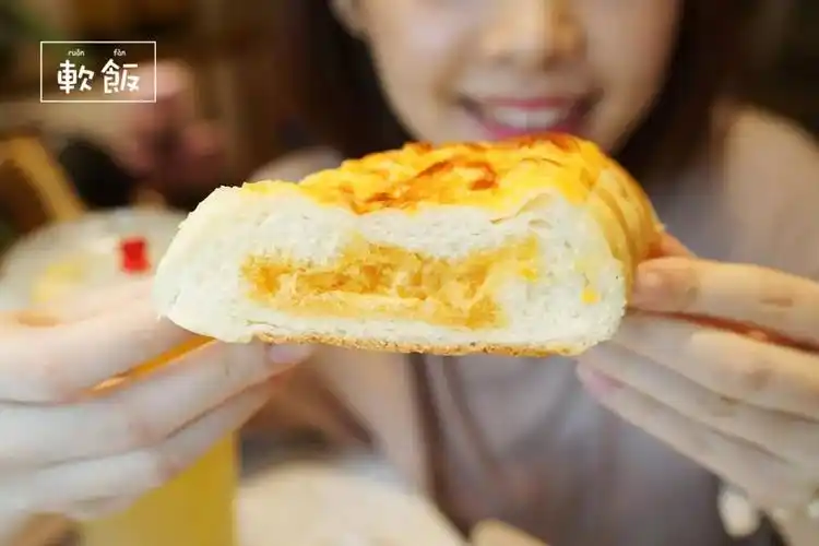 松软的面包,包裹着香浓的咸蛋黄,咬一口,幸福到了极点!
