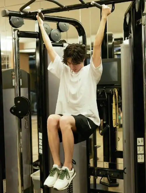 王俊凯健身房被网友偷拍,身材发福引争议,实力演员还用拼颜值?