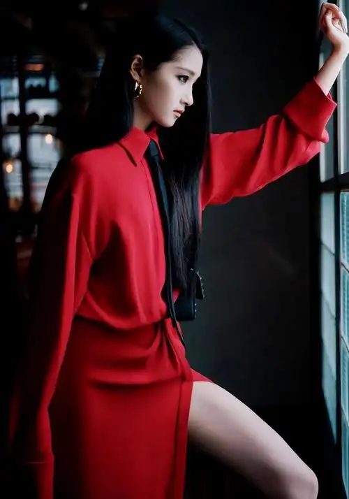 关晓彤超酷烟熏妆