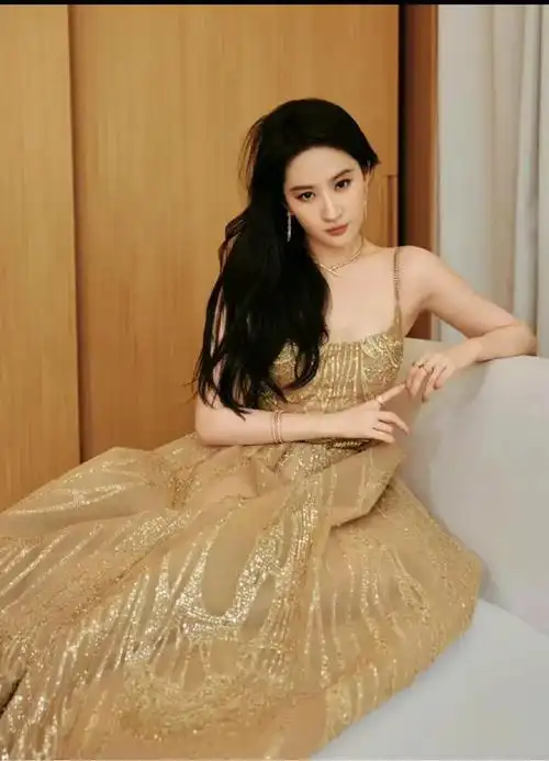 刘亦菲今日活动吊带玫瑰裙,太美丽啦!