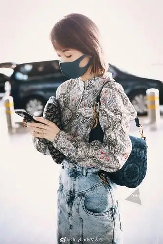 王子文oli 身着私服现身机场,印花长袖衬衫搭配浅蓝牛仔短裙