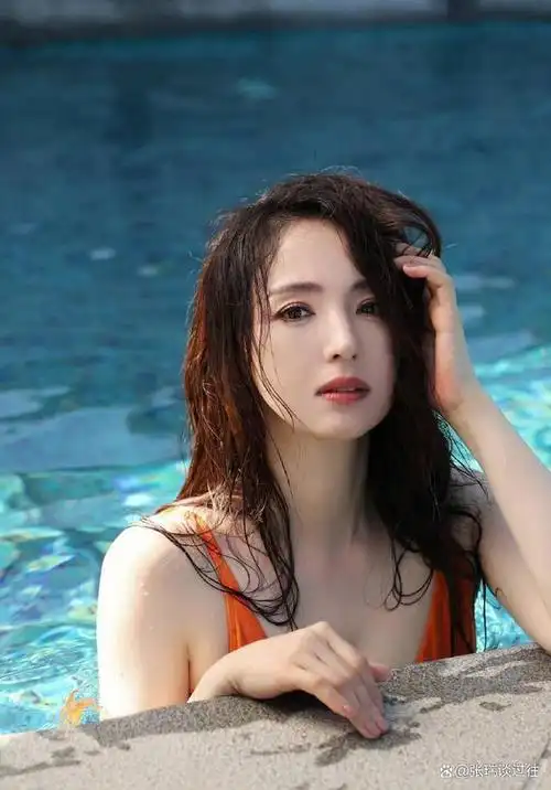 董璇晒泳池戏水照穿橘红色连体泳衣肤白貌美事业线性感撩人