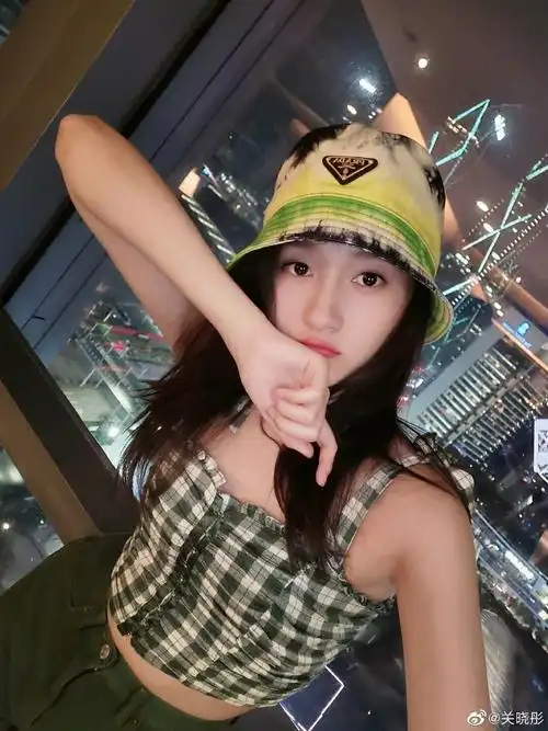 关晓彤最新微博两套自拍时甜时酷