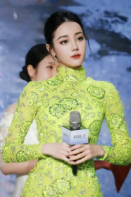 迪丽热巴金色露背旗袍造型