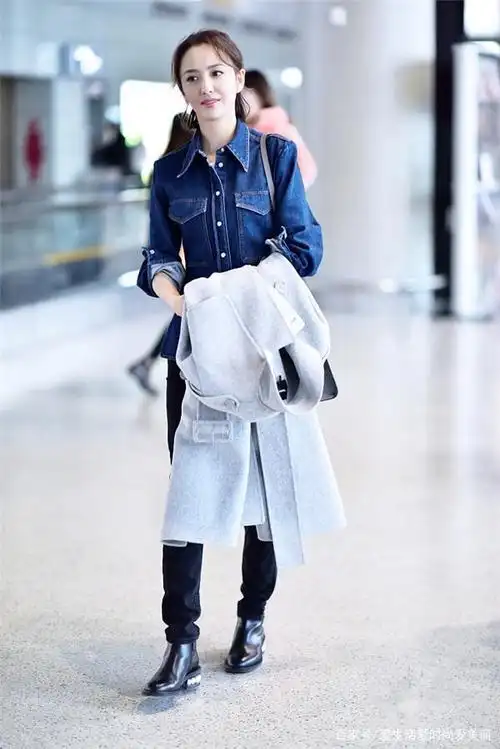 干练,满满的御姐范,又不失时尚感,佟丽娅脚踩短靴尽显好气质