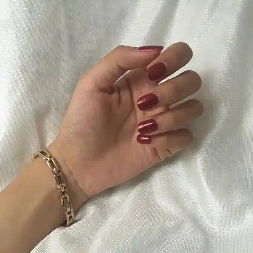 手比较瘦肤色偏黄黑选什么颜色的指甲油