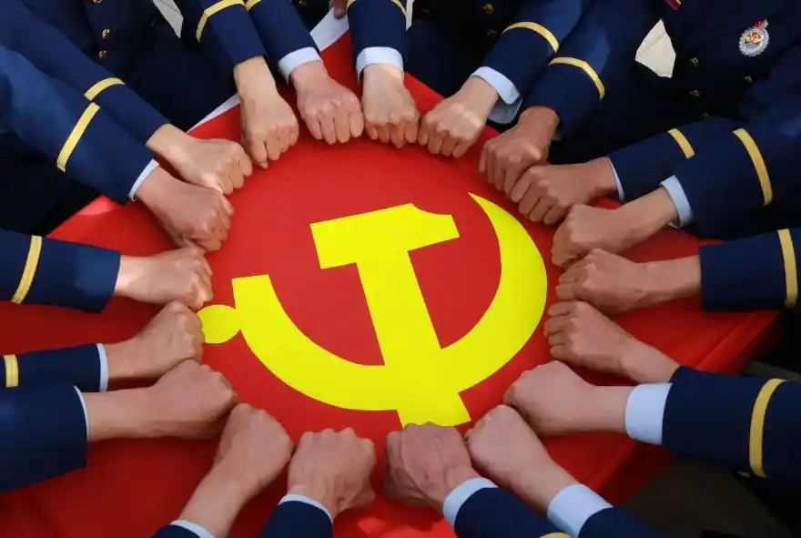 献礼建党100周年 | 我与党旗合个影_澎湃号·政务_澎湃新闻-the paper