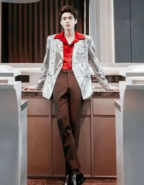 没必要要求谁都得一米九吧,那肯定是小说看多了,王一博的全身照证明他