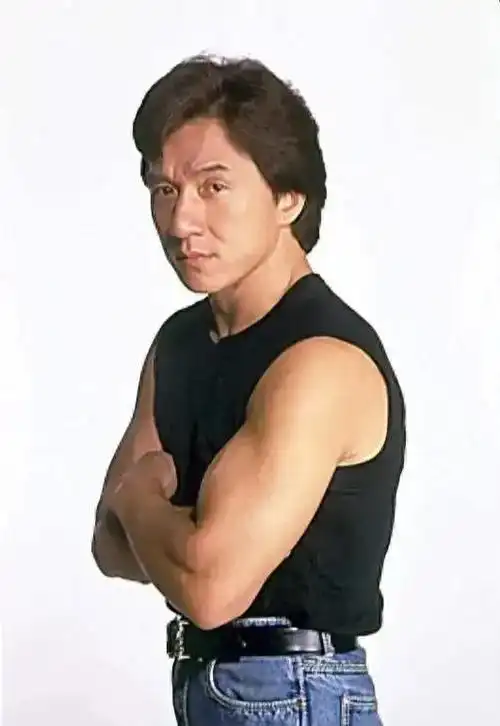 70岁成龙断崖式衰老引全网泪崩网友笑称忘记染发了而已