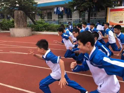 提高体质,促进身心健康,实现学生全面发展—钦州二中初中部体育课实录