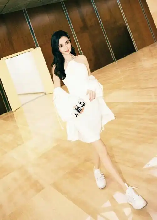 angelababy穿搭回归现实(angelababy晒美照穿挂脖小白裙)(3)