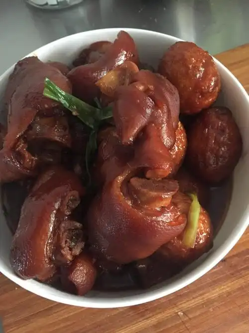 海联做的美味的家常菜:红烧猪蹄