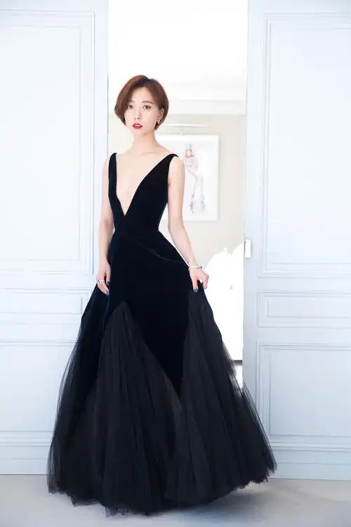 王珞丹受邀戛纳电影节 深v长裙惊艳亮相开幕红毯