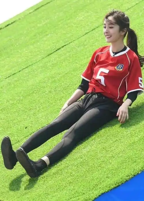 杨幂综艺活动组图大图红色运动服凸现好身材