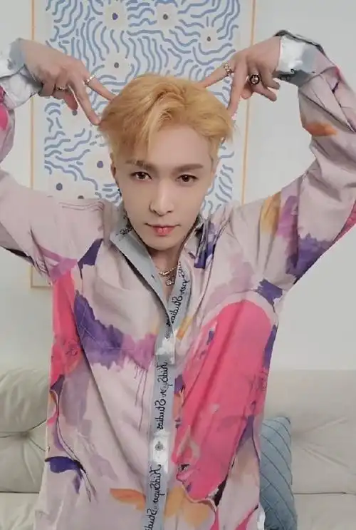 张艺兴[超话]##张艺兴爱豆发色##张艺兴cha了冻冻