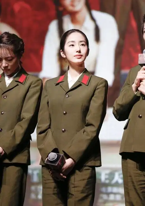 原创杨采钰的法式穿搭让人看不够,收下她这套万能公式,尽显优雅风情