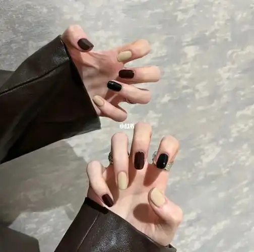 简约而不简单的纯色跳色美甲