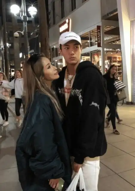 萧亚轩男友黄皓年龄(萧亚轩男友黄皓的年龄) - 鑫滤环保