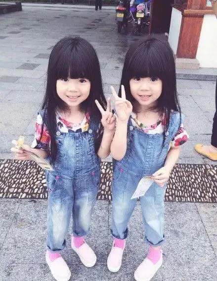 有这样一对萌萌哒的双胞胎女儿,一定是一件特别幸福的事!好羡慕