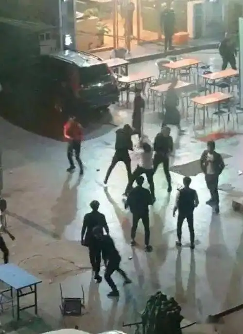 凶猛!平南大新街十几个后生仔街头聚集持械打架!被捉了!