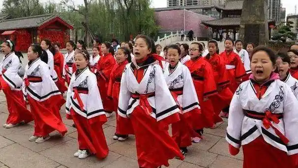 汉服之美,运动服之便:将汉服统一为校服,这一举措是否可行?