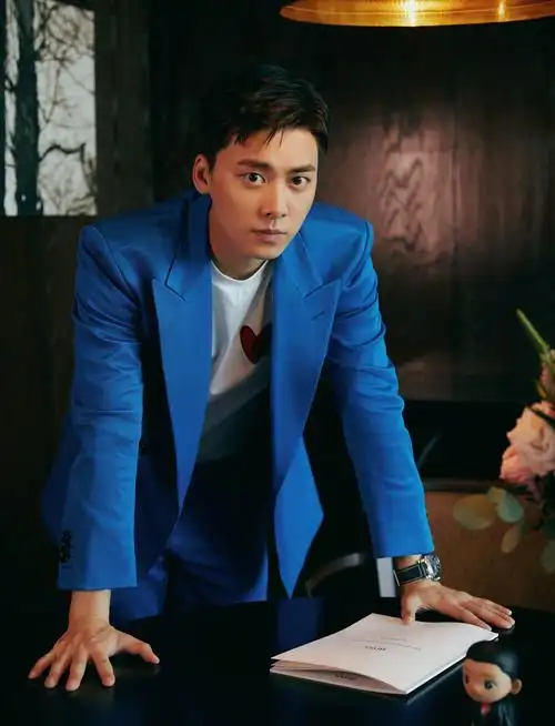 李易峰宝石蓝西装写真
