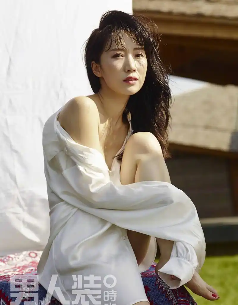 李念罕见裸背拍性感大片尽显女性魅力