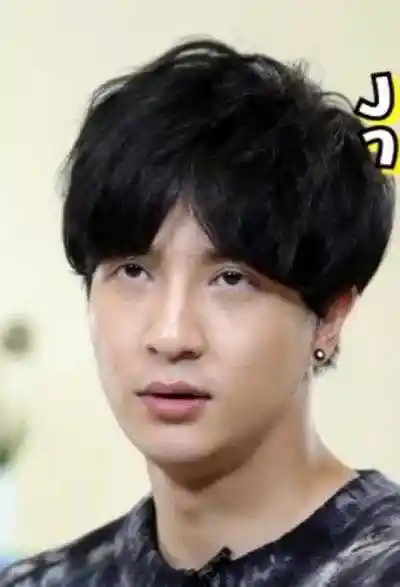 男生短头发梳平分刘海造型帅酷有型的男生短发,平分刘海部分愈加有