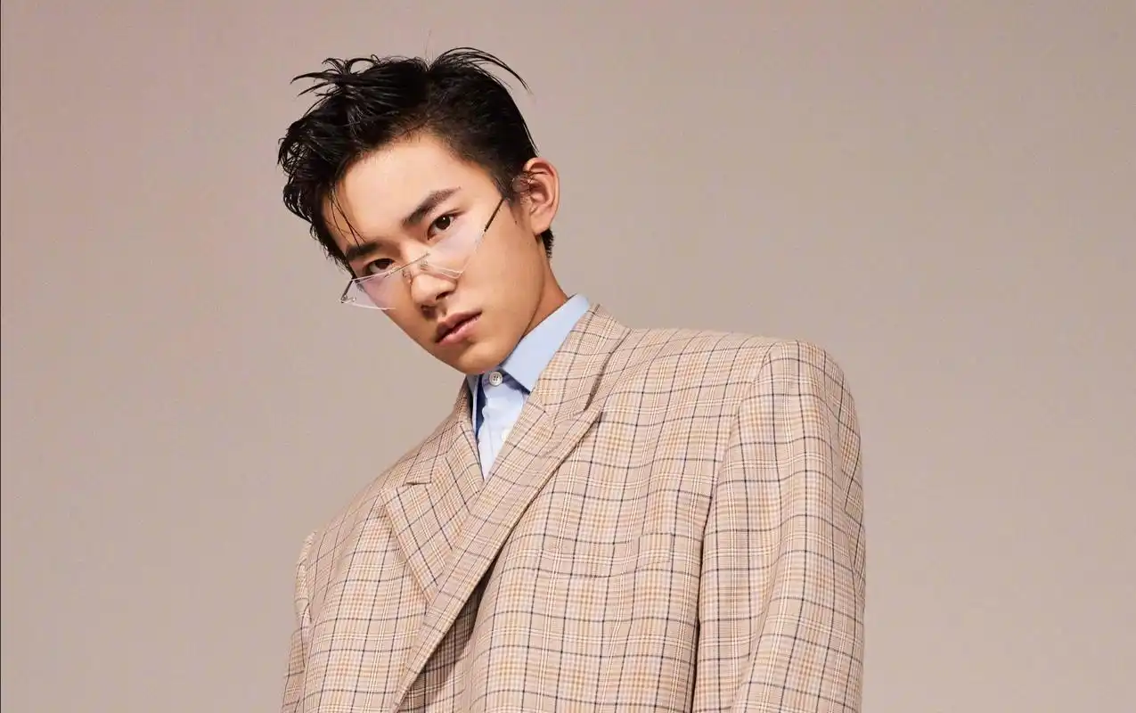 易烊千玺方就成人礼谣言发声明:保留追责权利