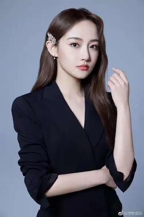 吴佳怡黑西装造型